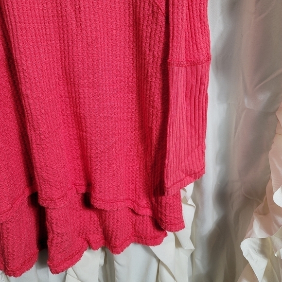 Free People Sunset Park Coral Thermal Top Oversized Medium Raw Edges - Picture 4 of 8